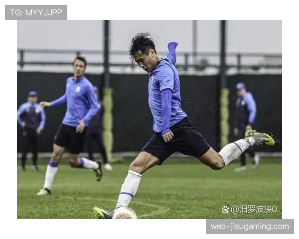 替补球员热身区积极准备，时刻等待主帅召唤登场