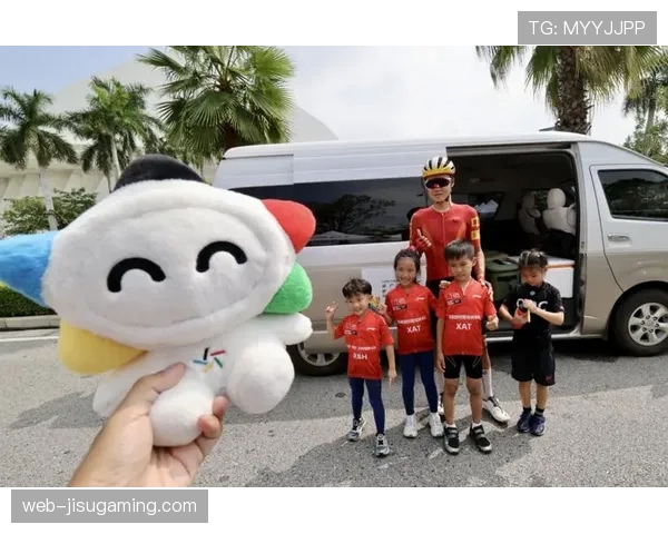 比赛间隙，吉祥物与观众互动引发阵阵欢笑