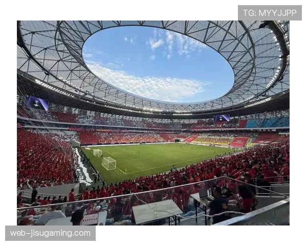 特写：伯纳乌南看台为即将退役的纳乔巨型Tifo